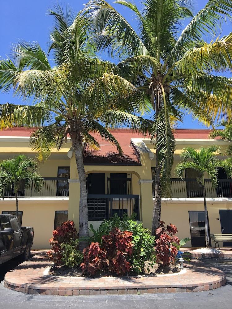 Days Inn By Wyndham Florida City Exterior photo