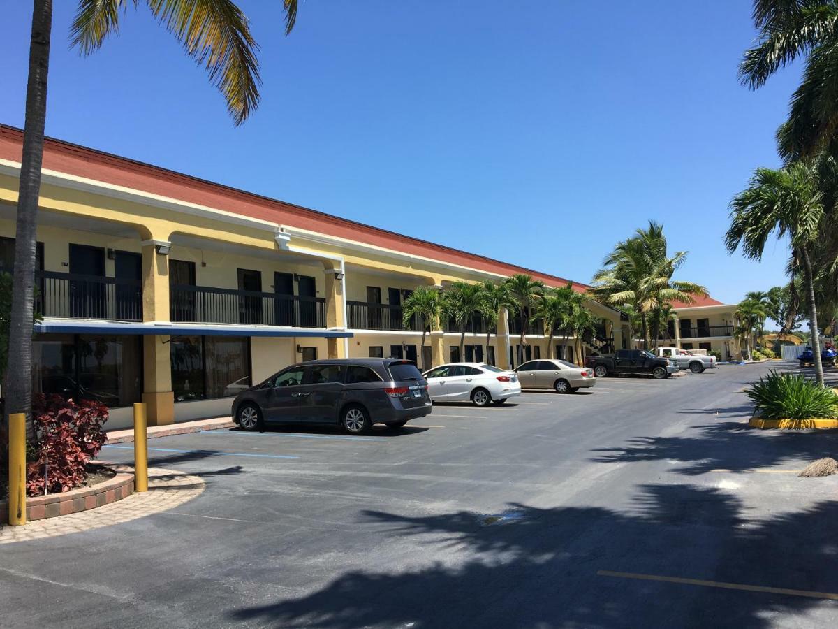 Days Inn By Wyndham Florida City Exterior photo